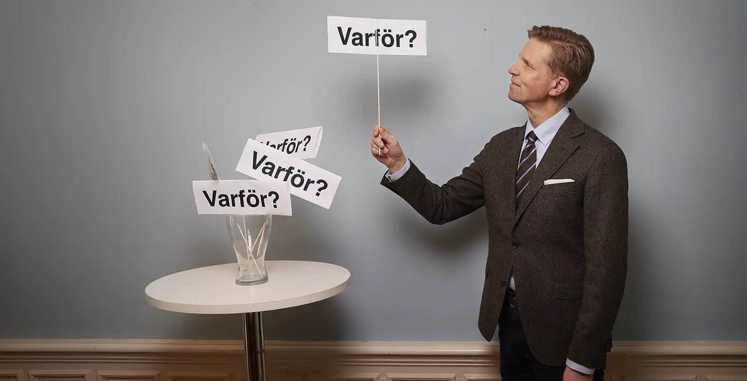 David Stjernholm haller i skylt.webp