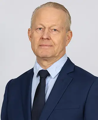 Porträtt, gråhårig man med mörkblå kostym.